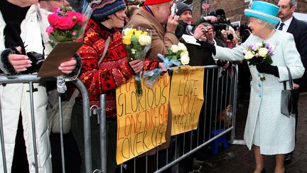 Elisabeth II &agrave;&nbsp;King's Lynn,&nbsp;dans le Norfolk (Angleterre), le 6 f&eacute;vrier 2012. (CHRIS RADBURN / AFP)