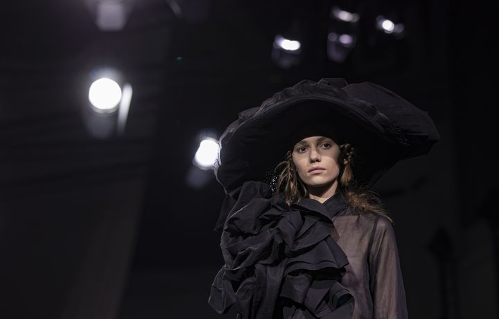 Yohji Yamamoto printemps-été 2020, à la Paris Fashion Week, le 25 septembre 2019. (IAN LANGSDON / EPA)