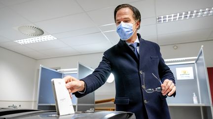 Le conservateur Mark Rutte donné favori aux législatines des Pays-Bas. Ici en train de voter à La Hague, le 17 mars 2021. (BART MAAT / ANP / AFP)