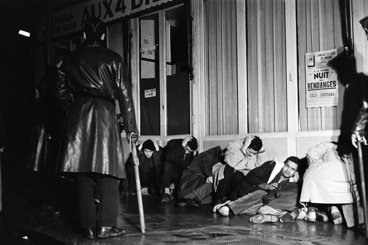 Des manifestants algériens arrêtés à Puteaux (Hauts-de-Seine), le 17 octobre 1961.&nbsp; (FERNAND PARIZOT / AFP)
