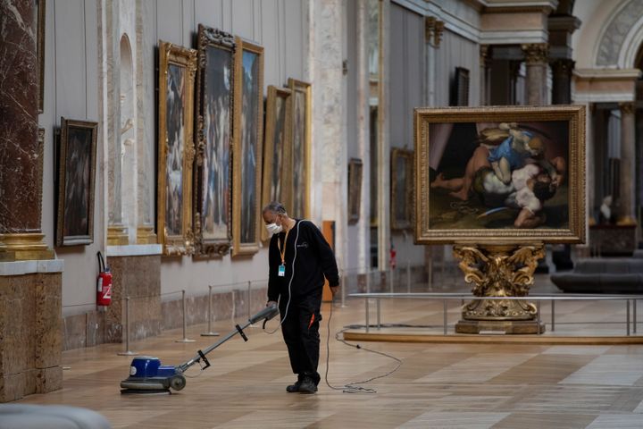 Un employé du Musée du Louvre prépare le réouverture du musée le 6 juin. (THOMAS SAMSON / AFP)