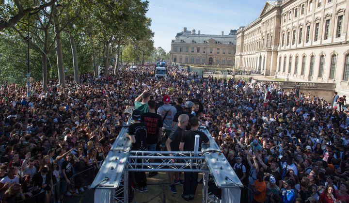 Un char dans la foule de la Techno Parade, le 24 septembre 2016 à Paris.
 (Irina Kalashnikova / Sipa)