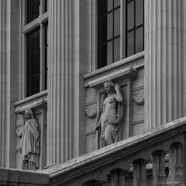 Deux statues représentant la Prudence et la Vérité sur la façade du Palais de justice de Paris. (DAVID FRITZ-GOEPPINGER POUR FRANCEINFO)