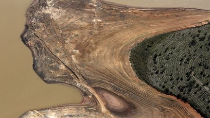 Vue a&eacute;rienne du lac du barrage&nbsp;Atibainha touch&eacute; par la s&eacute;cheresse qui menace le nord-est du Br&eacute;sil, le 18 novembre 2014. (NACHO DOCE / REUTERS)