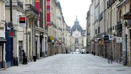 Une rue du centre-ville de Rennes où les boutiques sont fermées. Photo d'illustration. (MARC OLLIVIER / MAXPPP)