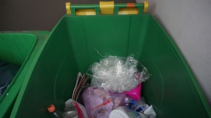 Dans un immeuble du 12e arrondissement de Paris, des sacs et emballages plastique remplissent le bac jaune cens&eacute; partir pour le recyclage.&nbsp; (JULIE RASPLUS / FRANCETV INFO)