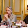 Elisabeth Borne et Emmanuel Macron, lors d'une rencontre avec les organisations patronales à l'Elysée, le 18 avril 2023. (STEPHANIE LECOCQ / POOL / AFP)