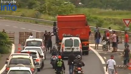 Un barrage routier organis&eacute; au Port (La R&eacute;union), le 19 f&eacute;vrier 2013, pour r&eacute;clamer l'augmentation du nombre de contrats aid&eacute;s. (FRANCETV INFO)