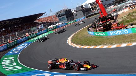 La Red Bull de Max Verstappen domine les débats sur le circuit de Zandvoort devant les deux Mercedes, dimanche 5 septembre 2021. (KENZO TRIBOUILLARD / AFP)