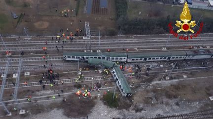 Des images tournées par des pompiers italiens montrent les lieux du déraillement d'un train, jeudi 25 janvier 2018, à Segrate, près de Milan, dans le nord de l'Italie.&nbsp; (VIGILI DEL FUOCO / AFP)