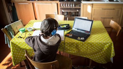 Illustration d'un enfant faisant son travail scolaire à la maison durant le premier confinement, en mai 2020. (VERONIQUE POPINET / HANS LUCAS)