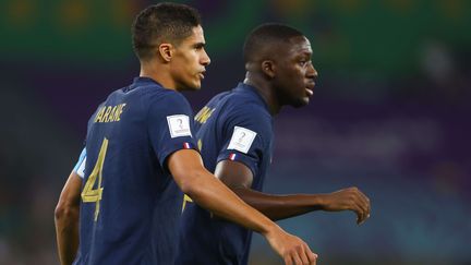 Raphaël Varane et Ibrahima Konaté, lors du match de Coupe du monde contre la Tunisie à Doha (Qatar), le 30 novembre 2022. (KIERAN MCMANUS / SIPA)