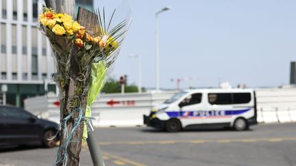 Des fleurs sont déposées sur le lieu du décès de Nahel, à Nanterre (Hauts-de-Seine), le 28 juin 2023. (MAXPPP)