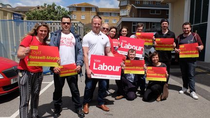 Des militants du Parti travailliste posent autour de Samuel Tarry (en polo blanc, au centre), conseiller de Jeremy Corbyn, à Kempstown (Royaume-Nui), mercredi 7&nbsp;juin 2017. A gauche, "Poppy" et tout à droite, Nathan. (MARIE-ADELAIDE SCIGACZ / FRANCEINFO)