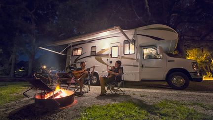 Le camping-car, c'est voyager moins cher, en famille, à deux, et souvent pour les couples qui partent à la retraite.&nbsp; (ROMONA ROBBINS PHOTOGRAPHY / IMAGE SOURCE / GETTY IMAGES)