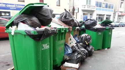 Des containers pleins dans une rue, près du marché de Vaison-la-Romaine (Vaucluse) (AURÉLIE LAGAIN / FRANCE BLEU VAUCLUSE / RADIO FRANCE)