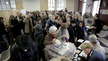 Des électeurs font la queue dans un bureau de vote à Caluire-et-Cuire, en banlieue de Lyon, pour la primaire à droite, le 20 novembre 2016. (MAXPPP)