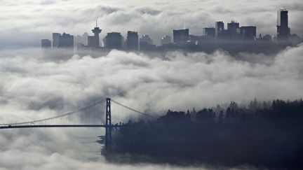 Vancouver et son c&eacute;l&egrave;bre pont&nbsp;Lions Gate sont plong&eacute;s dans la brume &agrave; Vancouver (Canada), le 17 octobre 2013. (ANDY CLARK / REUTERS)