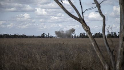 Une explosion survenue lors de combats entre les armées ukrainiennes et russes sur la ligne de front, près de la ville de Kurdyumivka, dans la région de Donetsk, le 3 octobre 2023. (NARCISO CONTRERAS / ANADOLU AGENCY)