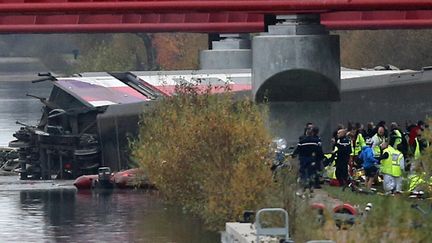 &nbsp; (Une partie de la rame est tombée dans le canal de la Marne au Rhin © MAXPPP)