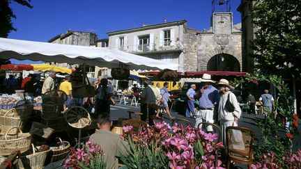 Le march&eacute; d'Apt (Vaucluse), o&ugrave; les &eacute;tudiants d'un candidat ont r&eacute;alis&eacute; un sondage, rapporte "La Provence" le 6 mars 2014. (CAMILLE MOIRENC / HEMIS.FR / AFP)