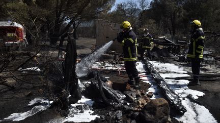 Des pompiers dans le village de Saint-André (Pyrénées-Orientales), le 15 août 2023. (RAYMOND ROIG / AFP)