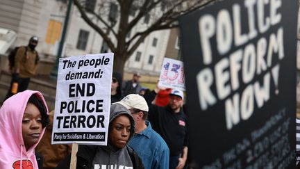 Des manifestants réclament une "réforme de la police" le 28 janvier 2023 à Memphis (Etats-Unis), après le passage à tabac fatal de Tyre Nichols par cinq agents. (JOE RAEDLE / GETTY IMAGES NORTH AMERICA / AFP)