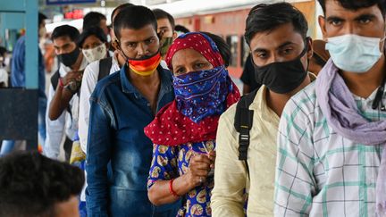 Une file d'attente pour passer un test de dépistage du Covid-19 à Bombay, en Inde, le 14 avril 2021. (PUNIT PARANJPE / AFP)