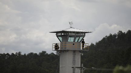 Une tour de surveillance, lors d'une émeute dans la prison de La Tolva, à Moroceli (Honduras), le 17 juin 2021. (JORGE CABRERA / ANADOLU AGENCY / AFP)