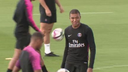 Le feuilleton Mbappé au PSG se poursuit. Le joueur français et la direction du club auraient trouvé un terrain d’entente. L’attaquant a fait son retour dans le groupe de l’équipe première, dimanche 13 août. (franceinfo)