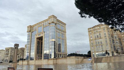 A Montpellier, les pr&eacute;cipitations ont atteint 180 mm depuis novembre, un record qui a plong&eacute; le c&eacute;l&egrave;bre quartier Antigone sous les eaux. (SYLVAIN / THOMAS / AFP)