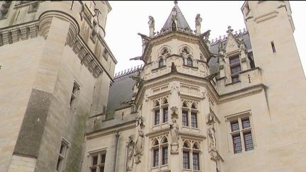 Les équipes du Journal de 13 Heures de France 2 vous emmènent dans l'Oise, dans la forêt de Compiègne. On y trouve le château de Pierrefonds, un édifice unique à l'histoire mouvementée et qui connaît des travaux de restauration, afin de remettre en avant son architecture médiévale.&nbsp; (CAPTURE ECRAN FRANCE 2)