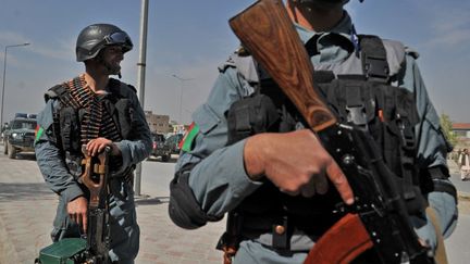 Des policiers afghans gardent un b&acirc;timent de Kaboul frapp&eacute; par les talibans, le 16 avril 2012.&nbsp; (MASSOUD HOSSAINI / AFP)