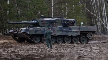 Un char Leopard 2 lors d'un exercice réalisé à la base militaire de Swietoszow en Pologne, le 13 février 2023. (WOJTEK RADWANSKI / AFP)