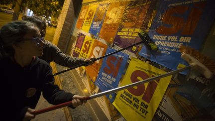 Des membres du parti&nbsp;Candidature d'unité populaire qui colent des affiches dans le quartier de&nbsp;Nou Barris à Barcelone, le 17 septembre 2017. (MIQUEL LLOP / NURPHOTO)