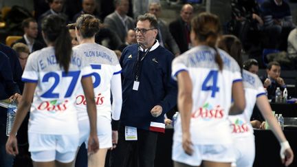 Olivier Krumbholz et les filles de l'équipe de France (JEAN-CHRISTOPHE VERHAEGEN / AFP)