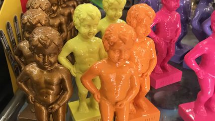 Des Manneken-Pis miniatures dans une vitrine d'une boutique à Bruxelles (Belgique). (JEAN-MATHIEU PERNIN / RADIO FRANCE)