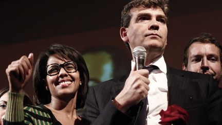 Audrey Pulvar et Arnaud Montebourg, &agrave; Paris, lors de l'annonce des r&eacute;sultats du premier tour de la primaire socialiste, le 9 octobre 2011. (THOMAS COEX / AFP)