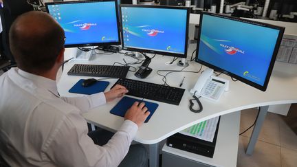 Un policier au centre d'information de la police nationale, à Paris, le 16 juin 2016 (photo d'illustration). (JACQUES DEMARTHON / AFP)