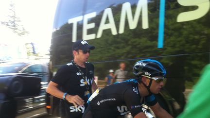 Dépité par sa contre-performance, Richie Porte se précipite vers le bus Sky