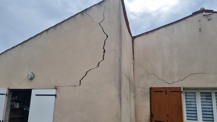 Une maison fissurée à La Laigne (Charente-Maritime), après le tremblement de terre du 16 juin 2023. (MARION FERRERE / RADIO FRANCE)