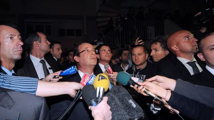 Lors de sa visite surprise dans le quartier d'Echirolles (Is&egrave;re), le pr&eacute;sident de la R&eacute;publique a &eacute;t&eacute; pris &agrave; partie par une habitante. (JEAN-PIERRE CLATOT / AFP)