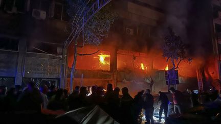 Un incendie sur le site d'une frappe israélienne qui a visé un immeuble à Beyrouth (Liban), le 17 novembre 2024. (IBRAHIM AMRO / AFP)