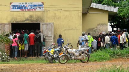 Le 15 mars 2012, lors du proc&egrave;s de deux femmes pour "homosexualit&eacute;" au tribunal d'Ambam (Cameroun). (REINNIER KAZE / AFP)