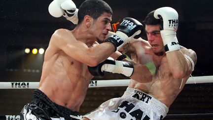 Le Belge Youssef Boughanem (gauche) affronte l'Australien Jason Lea (droite), le 29 août 2010, à Bangkok (Thaïlande). (MAXPPP)