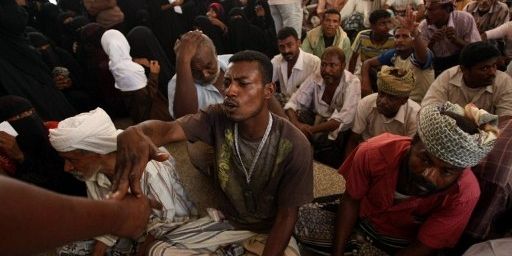 Un groupe de réfugiés de la province d'Abyane rassemblés dans une école (AFP PHOTO / MOHAMMED HUWAIS)