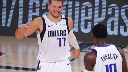 Luka Doncic des Mavericks de Dallas célèbre un panier à trois points avec son coéquipier Dorian face aux Bucks de Milwaukee, le 8 août 2020. (KEVIN C. COX / GETTY IMAGES NORTH AMERICA)