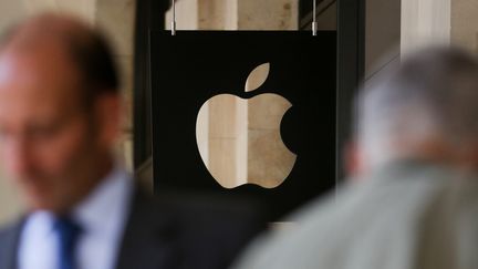 Un logo de la marque Apple devant une boutique londonienne, en août 2016. (DANIEL LEAL-OLIVAS / AFP)