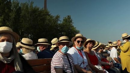 Chaque&nbsp;année, le&nbsp;Secours populaire organise un banquet, offert à des retraités isolés.&nbsp;Au programme cette année, une balade fluviale à Paris et sur les bords de la Marne. (CAPTURE D'ÉCRAN FRANCE 2)