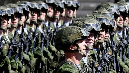 Des militaires de l'armée russe paradent lors de la cérémonie du 78e anniversaire du Jour de la victoire sur la place Rouge à Moscou (Russie), le 9 mai 2023. (SEFA KARACAN / ANADOLU AGENCY / AFP)